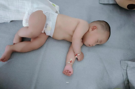 龙岩宝宝夏天要穿袜子吗
